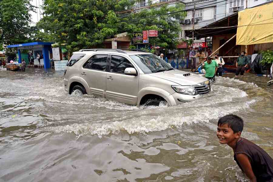 Parts of Dum Dum, Baranagar, Chitpur, Bagbazar, Shyambazar, Central Avenue were under water on Tuesday morning. In Salt Lake, which got the most rain according to Met stats, some homes had their internet going on and off. Vast stretches in Sector V remained flooded
