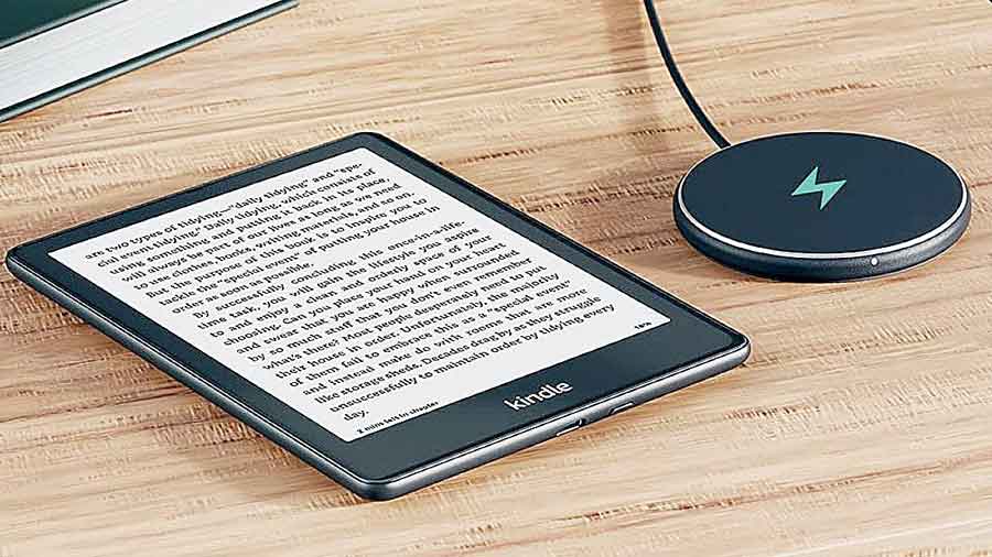 Amazon Kindle Paperwhite Signature Edition supports wireless charging. 