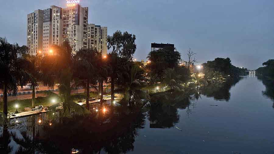 The Kestopur canal that runs along VIP Road  is full to the brim, and in some places has spilled over. This is one of the canals that is supposed to drain water out from vast stretches of east and north Kolkata. Between  Sunday night and Wednesday evening, this part of the city received around 250mm  of rain. Lack of dredging, rampant dumping of waste and encroachments have  compounded the crisis. 