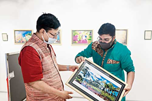Nairit Datta Gupta gifts a photograph to NKDA chairman Debashis Sen at the opening