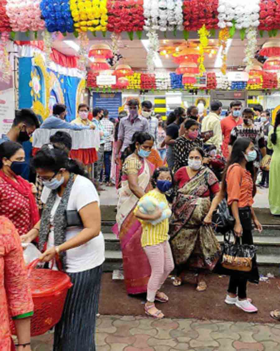 PUJA COUNTDOWN: Shoppers in south Kolkata on Sunday, September 19. With Durga Puja due from October 10, people made the most of the cloudy weather to catch up on retail therapy