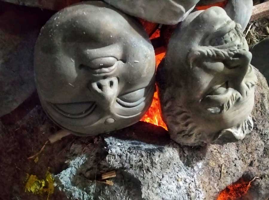 THE HEAT IS ON: Idols in Kumartuli are dried on a fire on Tuesday, September 21. With Durga Puja starting October 10, artisans are under pressure with bright sunshine, a necessity for them in the final days of idol-making and painting, missing for almost 10 days