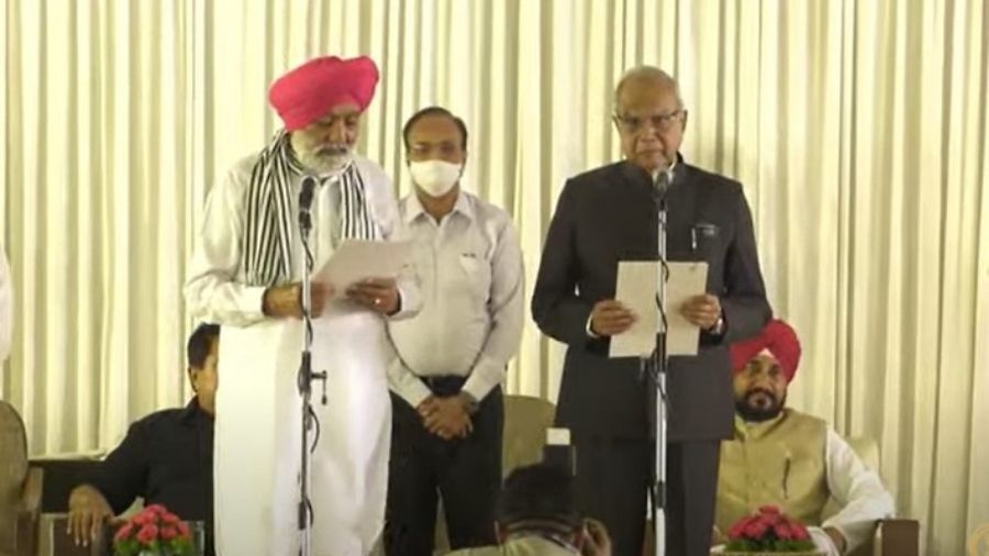 Punjab Governor Banwarilal Purohit administered the oath of office and secrecy to the legislators.