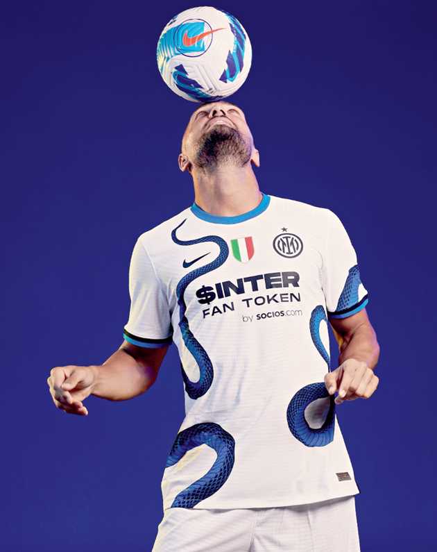 Danilo D’Ambrosio in the Inter 21-22 Away kit