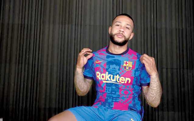 Memphis Depay in the Barcelona UCL 21-22 kit