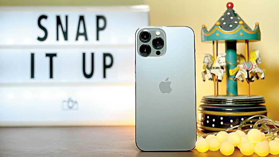 Apple iPhone 13 Pro Max can capture an insane amount of light, resulting in pictures that are crisp. Plus, it offers unmatched battery life on a smartphone.
