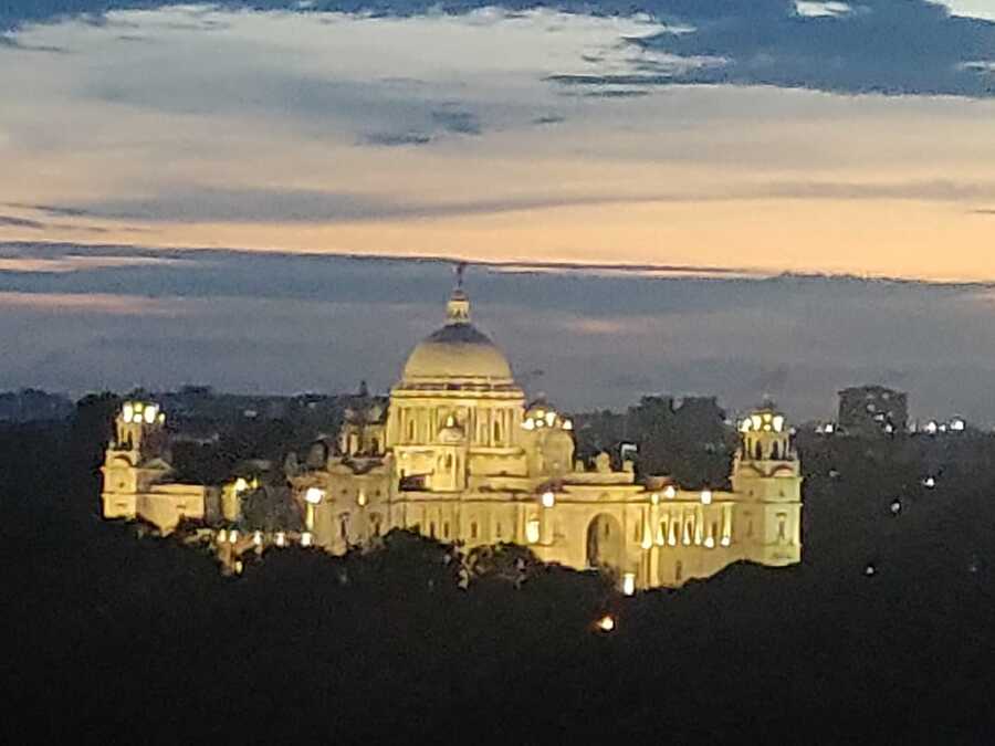 The Glenburn Penthouse offers stunning visuals of some of the intrinsic cultural sites of Kolkata’s cultural landscape. It has nine suites, each with a different view of the City of Joy. The rooms are embellished with antique furniture and art from the colonial times in Bengal