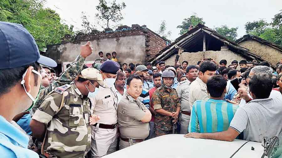 Police speak to the aggrieved residents at erosion-hit Sarkartola village of Malda on Tuesday. 