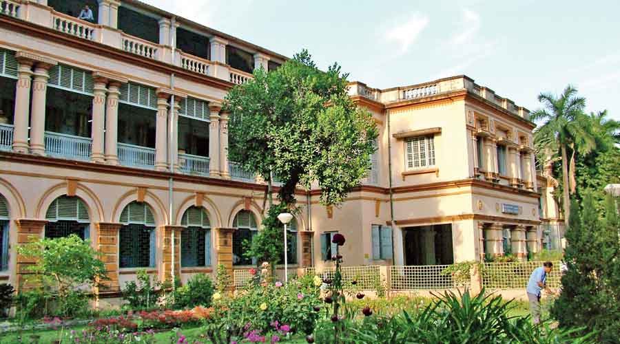 Jadavpur University teachers write to VC to fix mode of exams 