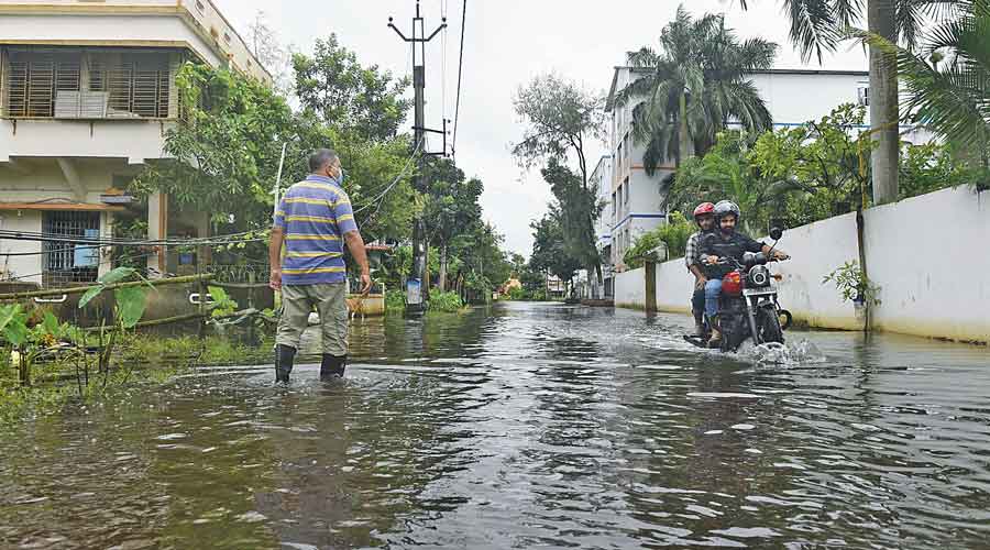 Commuters on a flooded stretch in Pailan Park.
