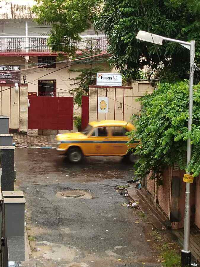 Ballygunge Place, 8.45am. The steady drizzle that began in the morning continued through the day. Taxis and app cabs were charging a premium — as usual — at many places from commuters