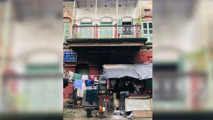 Two existences cheek by jowl. The presentable façade on Shyampukur Street contrasts with the dignified (but bare bones) existence of the dhobiwala below. He said he had been ‘pressing kapda’ for 38 years at that location. Gave him a multi-decade territorial right one presumes, evident from the way he has appropriated the pavement, ground floor window spaces and name plaque. There is a surfeit of detail: folding bed, wooden chair for ‘mehmaan’ and the façade architecture styled into an open shelf. He said ‘Yahi hai hamara sansaar.’ Evident. Though it would have been nice to get a perspective from the descendants of Charu Chandra Mazumdar on this. 