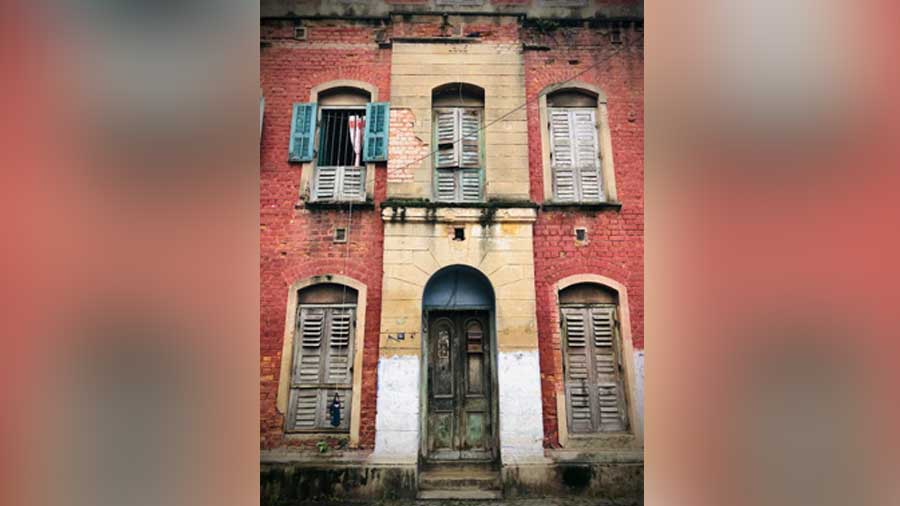 The façade with the right tint of barracks-red on Balaram Ghosh Street in north Kolkata. The picture was characterised by the long-standing Kolkata tradition of the bag being launched out of the second floor — a manual ‘product elevator’ system. One significant advantage: zero carbon footprint effort!