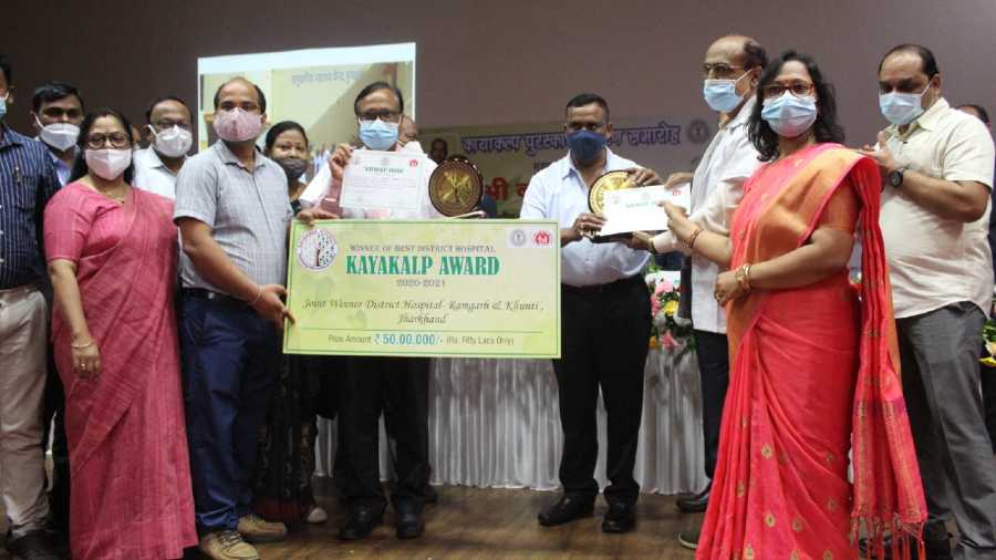 State health minister Banna Gupta giving away Kayakalp award to representatives of public healthcare facilities in Ranchi on Thursday.