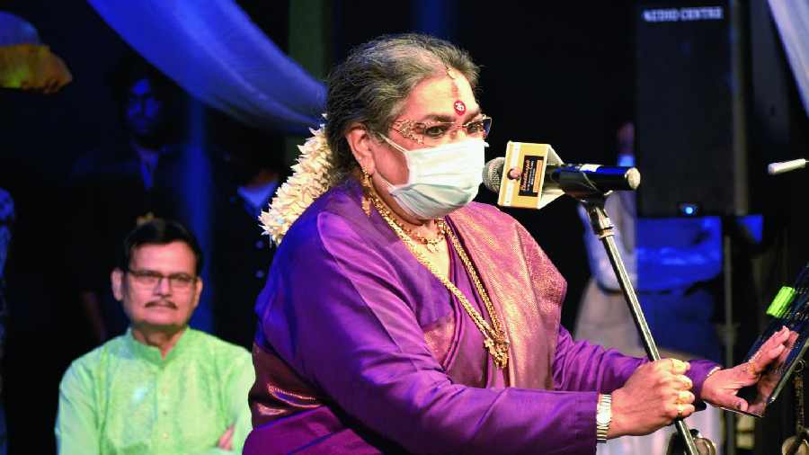 Usha Uthup sings at the tribute concert at EZCC in a mask 