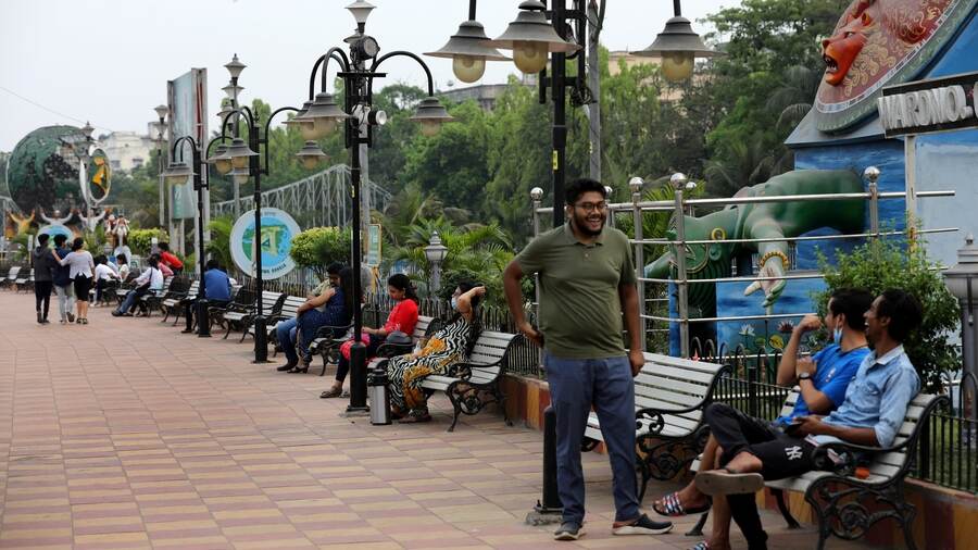 The Floating Market and the Lake-Side Park of Patuli have promenades with pretty lights and benches — just right  for an ‘adda’