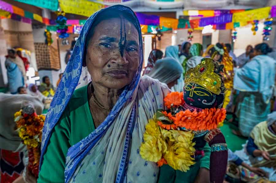During Holi, many Bengali widows also travel to Vrindavan from different parts of Bengal, often in big groups. They seek the blessings of Lord Krishna who is supposed to have spent his childhood there 