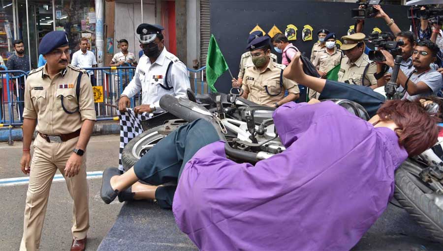 (Left) Kolkata police commissioner Vineet Kumar Goyal inspects a tableau that was flagged off at Park Street on Friday. The tableau displayed the dangers of not using proper headgear while riding a bike