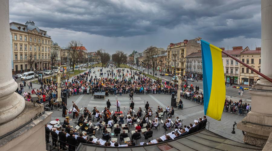Concert near Lviv National Opera during Russian war