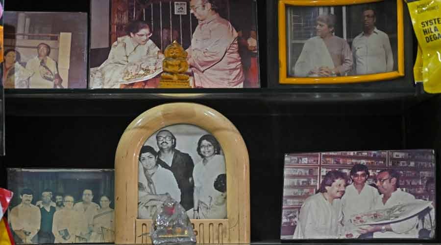 The Melody had customers from all over the country. Lata Mangeshkar, Kishore Kumar, Hemanta Mukhopadhyay and Manna Dey, among others, have all been their patrons