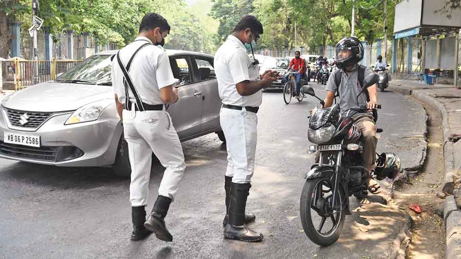 Helmetless rider threatens to shoot Kolkata police sergeant, gets arrested