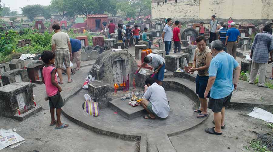 Qingming being observed at Choong Ye Thong Cemetery