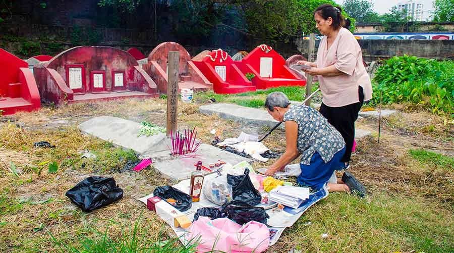 Rituals at Nam Soon Cemetery