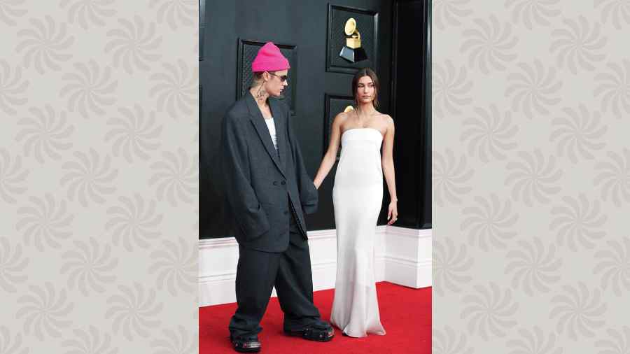 Justin & Hailey Bieber brought the mush back on the red carpet as the couple posed for the paps! He in a oversized Balenciaga suit and a pink beanie while she looked dreamy in a Saint Laurent by Anthony Vaccarello. We loved the sleek gold necklace and the braids she opted for.