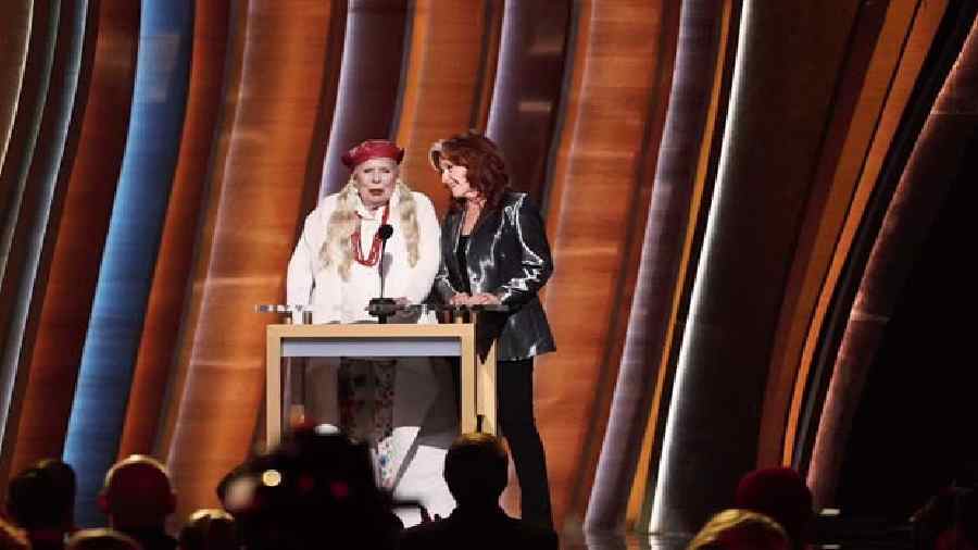 Joni Mitchell (left) and Bonnie Raitt