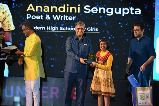 Anandini Sengupta with her Edugraph 18 Under 18 trophy after the award ceremony at GD Birla Sabhagar. 