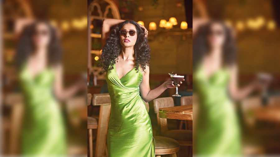 This one’s to turn heads at the bash of the week. How glamorous do the square sunglasses look on Ushoshi? The striking green spells diva. 