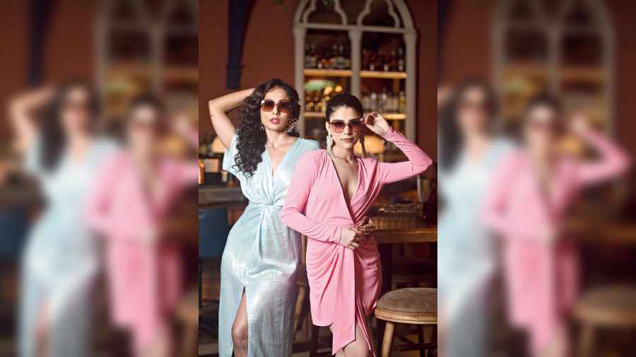 Ushoshi Sengupta and Sevina Kahlon channel the chic in gradient glasses with metal frames and classy tints. Pop mouth and statement accessories complete the brunch-sundowner carefree vibe.  