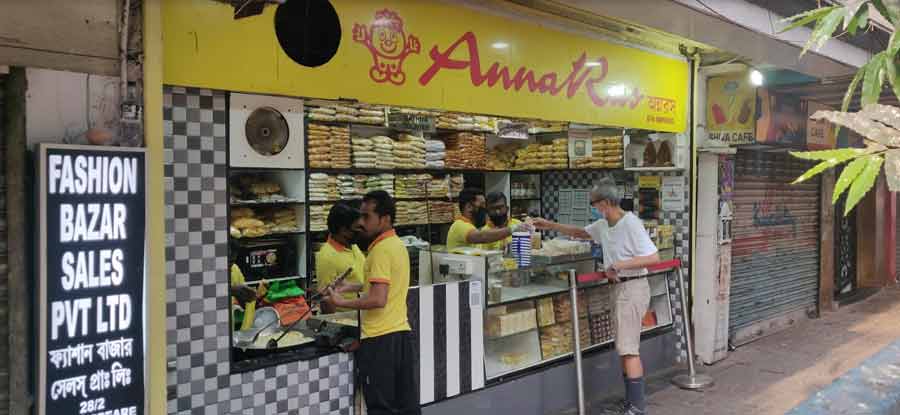 Diagonally opposite ATS is Anna Ras, famous for its Gujarati snacks and namkeen. Chomp on dhokla and pyaaz ki kachori and don’t forget to pack some farsan and gathiya for home