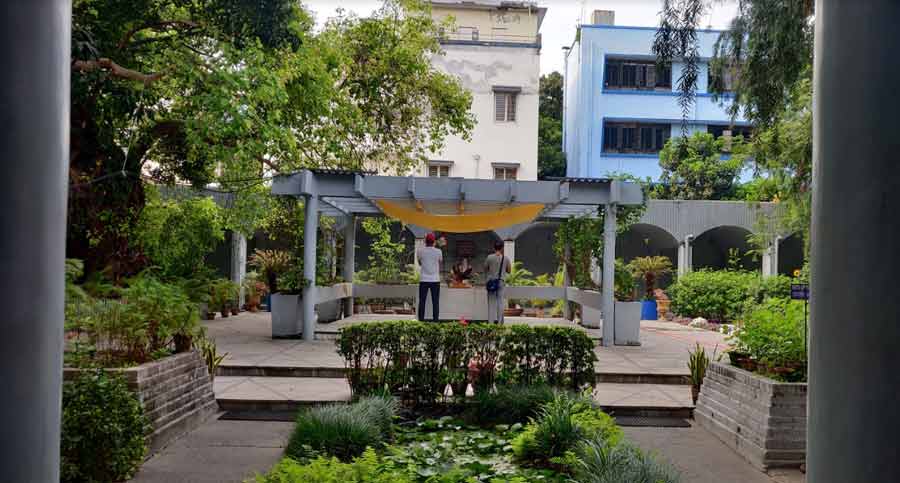 A well-guarded secret is the prayer zone inside Aurobindo Bhavan. The spacious and open-air area behind the building offers a peaceful, Zen-like environment and a culture centre that’s open to the public