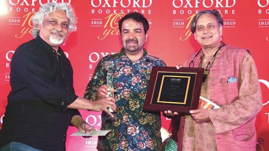 Ishan Khosla (centre) receives the Oxford Bookstore Book Cover Prize from Kunal Basu (left) and Shashi Tharoor in New Delhi on March 24