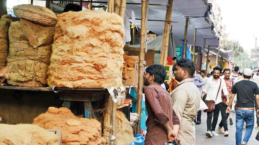 People buy sewai from a stall