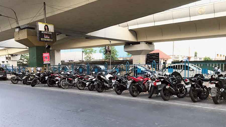 Bikes and cars line the stretch between ILS Hospitals and City Centre