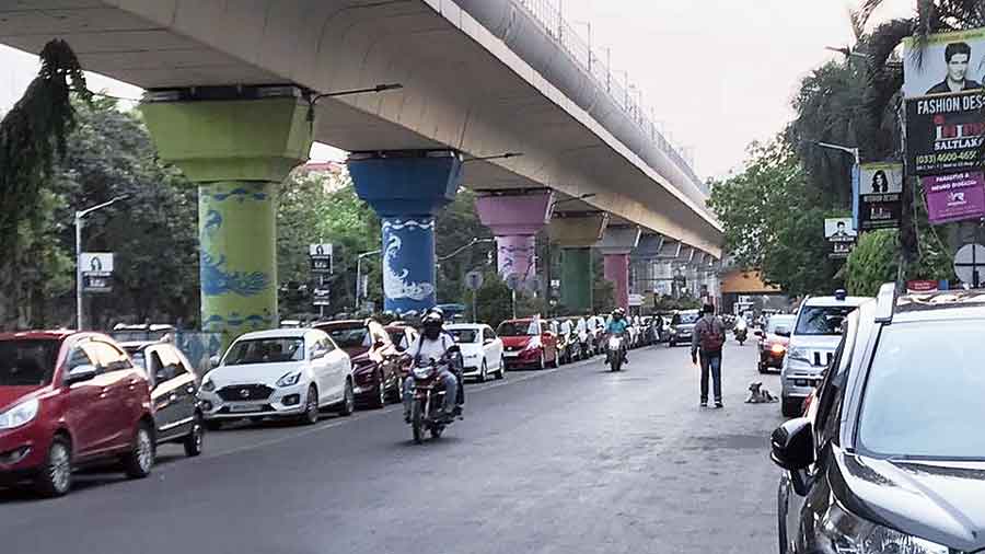 Bikes and cars line the stretch between ILS Hospitals and City Centre