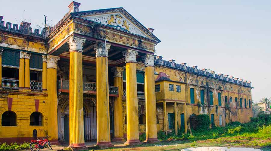 Among Cossimbazar’s last remaining connections to its colonial past are the mansions of the era, like the Boro Rajbari