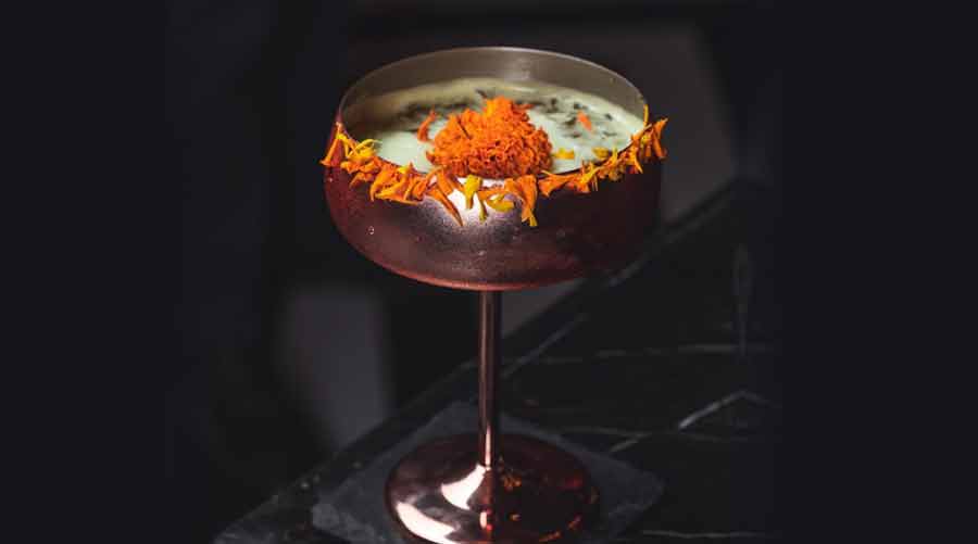 MARIGOLD DAIQUIRI AT JALSA: This drink is all about being luxe. The heady cocktail has white rum triple sec, lime juice and aromatic saffron water which makes the whole experience luxurious. White rum is infused with the subtle flavours of marigold tea, and the drink is served in a copper chalice lined with petals. A sweet-and-sour zing in every sip! Try it at the modern Indian restaurant located in Harrington Mansion