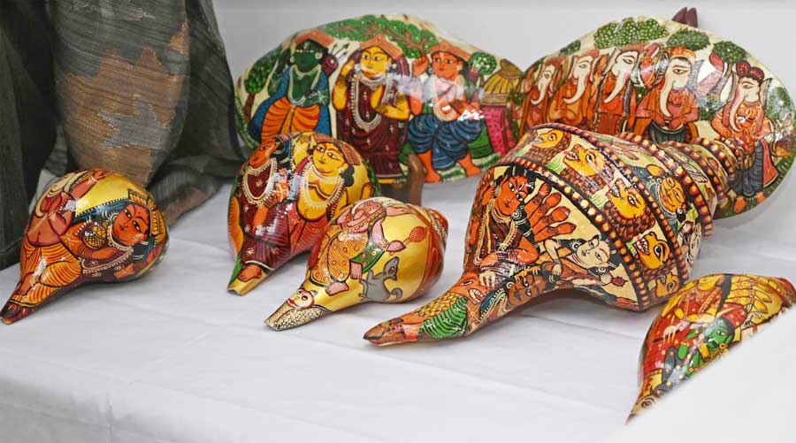 The exhibition also displayed handpainted patachitra artwork on shells 