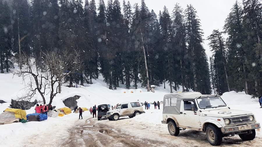 The heavily snowed-in valley at Hampta Pass.