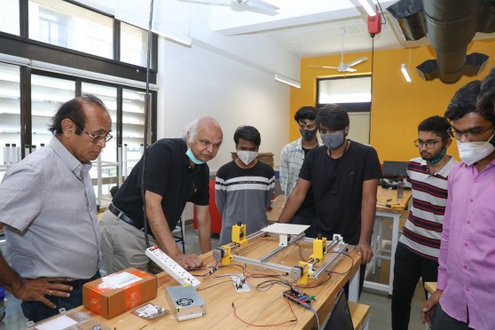 Hemant Kanakia (second from left) interacts with students at Maker Bhavan, IIT Gandhinagar.