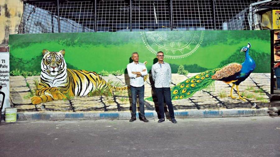 Maurizio Boscheri (left) and Mario Liberali pose in front of the mural in Gariahat