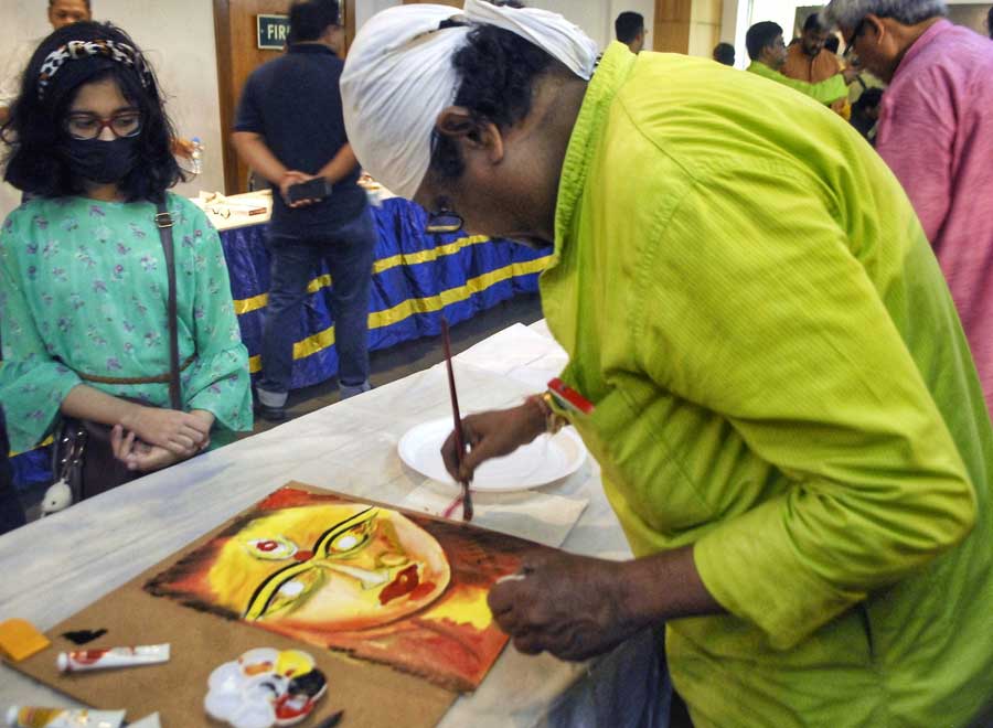 An artist draws the face of goddess Durga on Sunday. Over 50 puja theme-makers drew on various aspects of Durga Puja to express gratitude to Unesco for inscribing Durga Puja in Kolkata on its Representative List of Intangible Cultural Heritage of Humanity. The canvases will be compiled into an album and sent to Unesco’s Delhi office