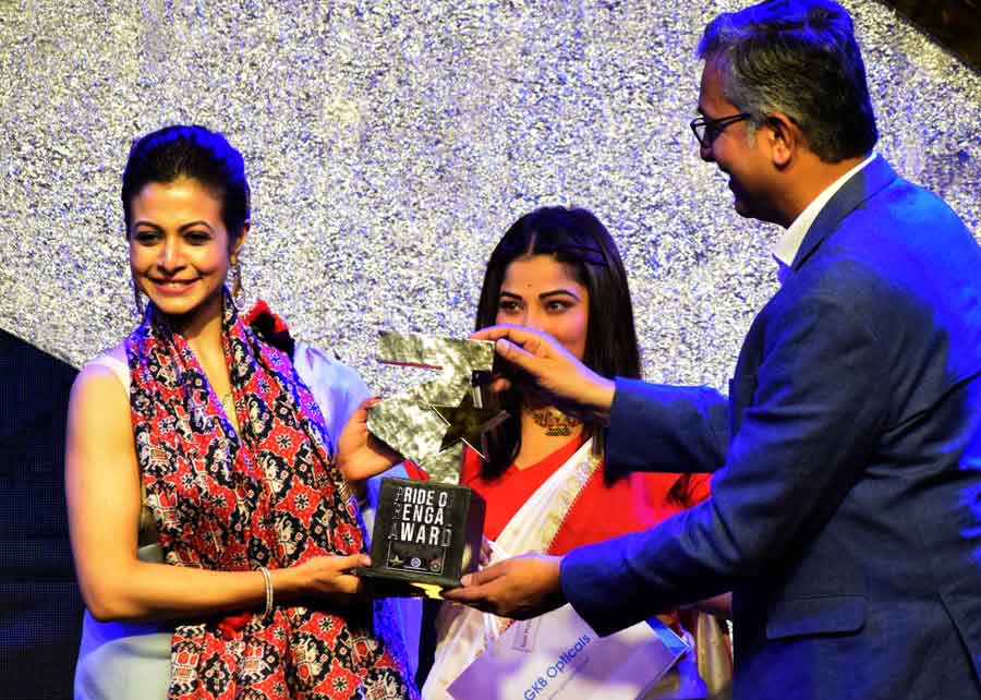(Left) Actor Koel Mallick receives the Pride of Bengal award on Saturday 