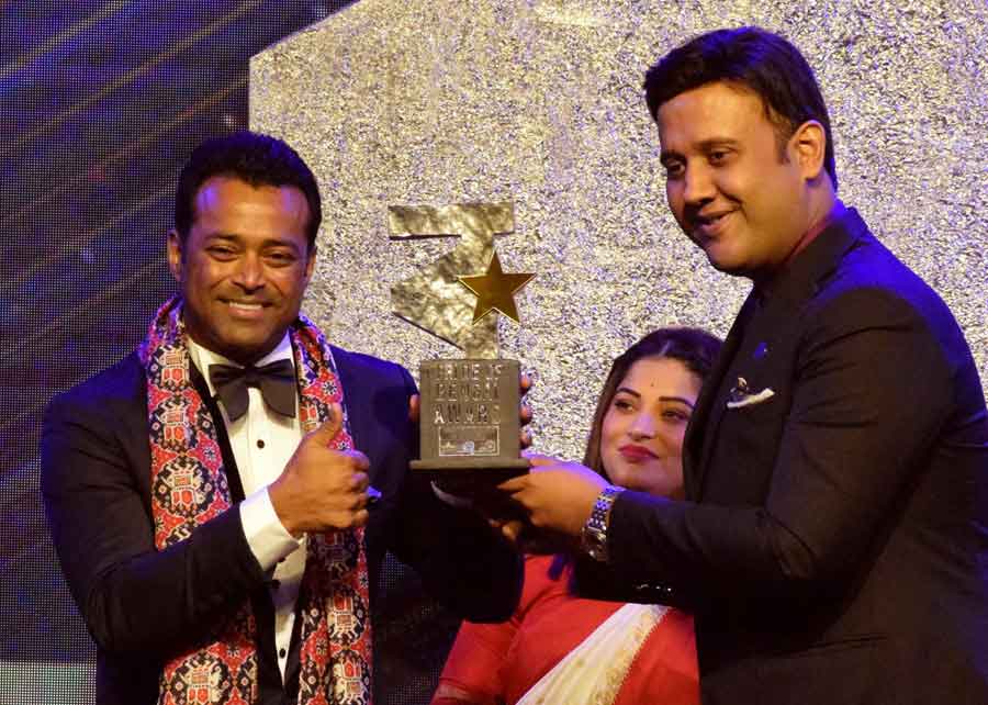 (Left) Leander Paes receives the Pride of Bengal award on Saturday 