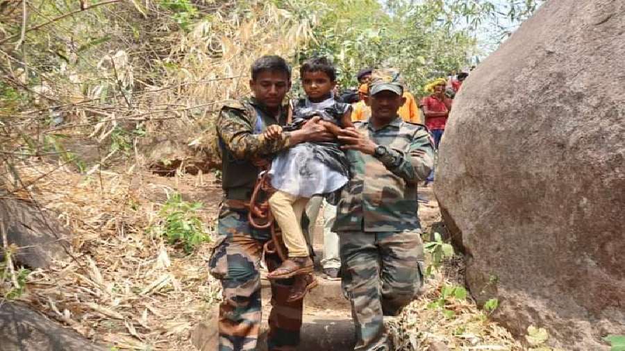Jawans rescuing children.