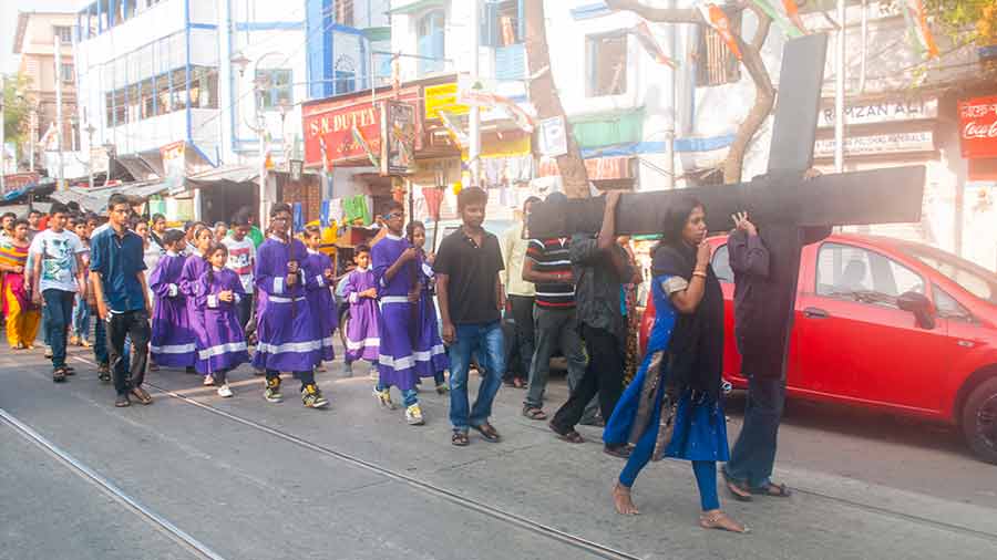 The walk moves along Rafi Ahmed Kidwai Road