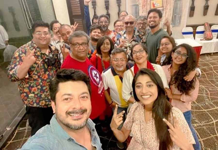 The cast and crew members of the movie ‘Palan’ wrap up their shooting with a selfie. Actor Paoli Dam uploaded this photograph on her Instagram handle on Tuesday